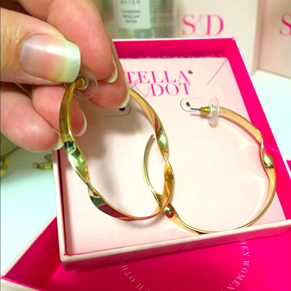 Stella&Dot twist hoops - Picture 1 of 2